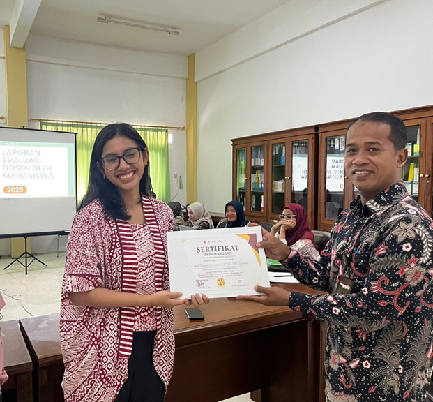 Penyerahan Penghargaan Dosen terbaik