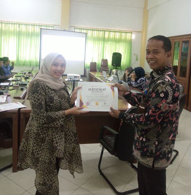 Penyerahan Penghargaan Dosen terbaik